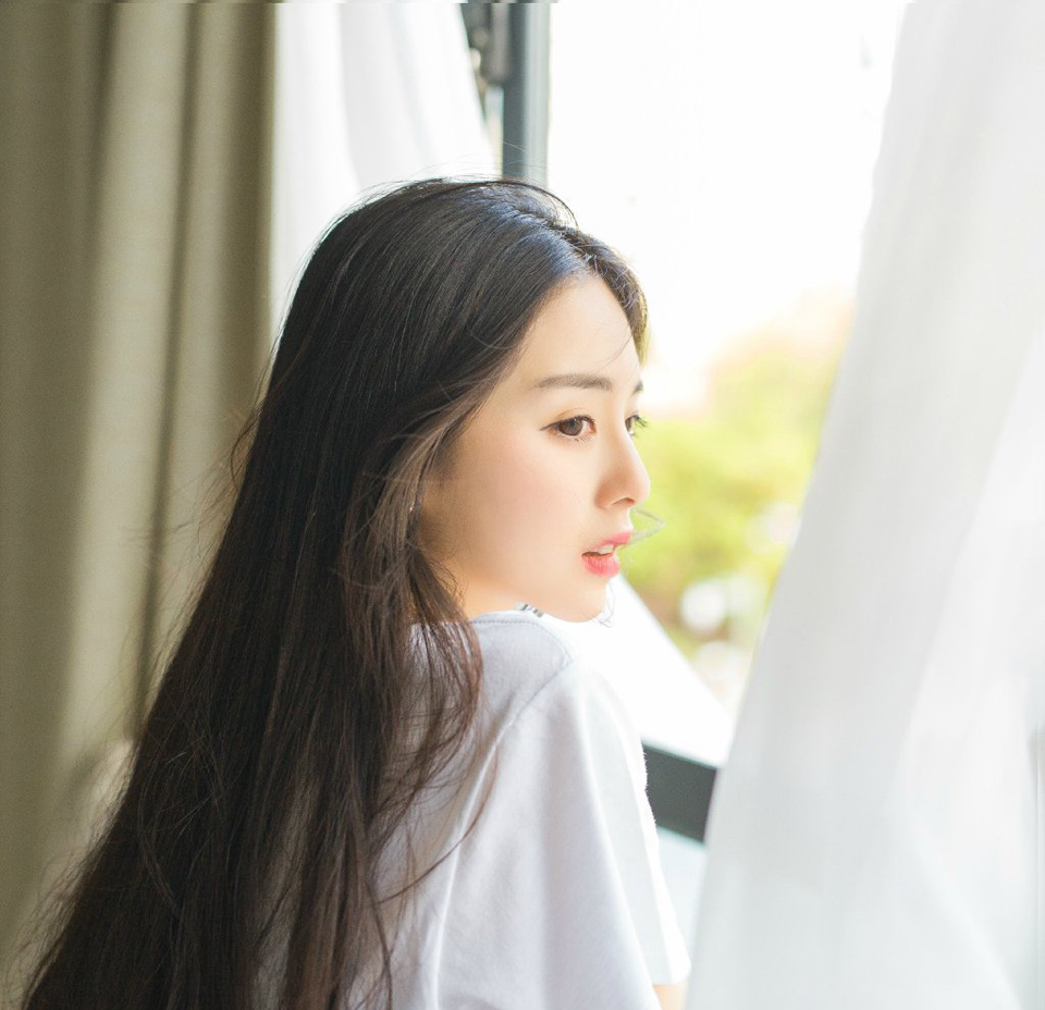 真正的朋友，不是得意时有多少人追捧，而是在失意时愿意无求的帮助；真正的感情，不是海枯石烂的甜言蜜语，而是在穷困潦倒时愿随你颠沛流离。很多时候，人在最深的绝望里，能看到的往往是最美的风景！